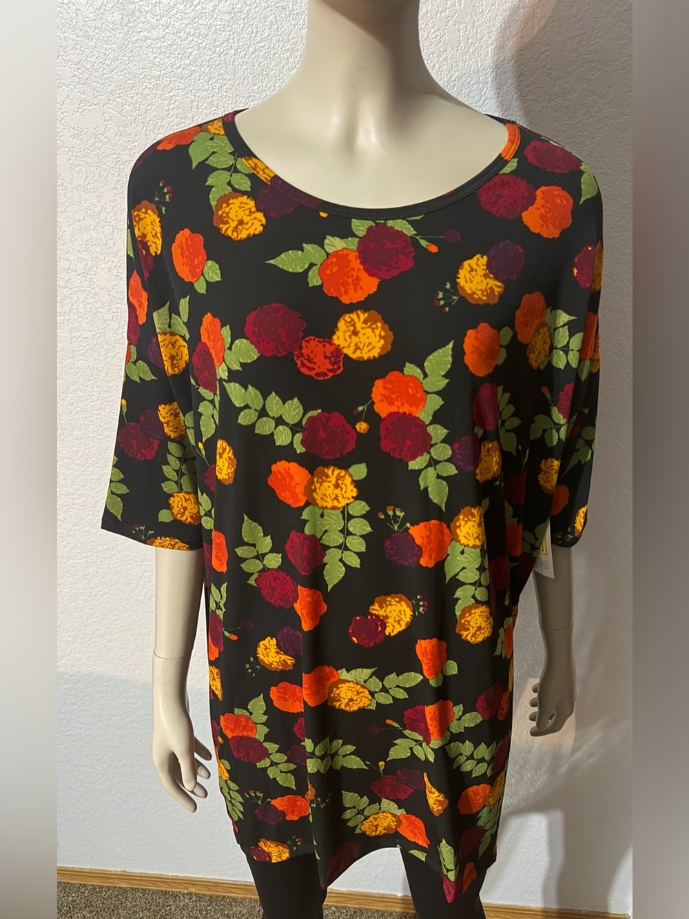 OVERSIZED MEDIUM NWTC PICS CLOSET CLEAR OUT ON ALL LULAROE MAKE AN OFFER BUNDLE